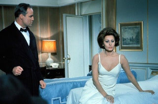 Марлон Брандо и Софи Лорен в фильме «Графиня из Гонконга» 1967.
