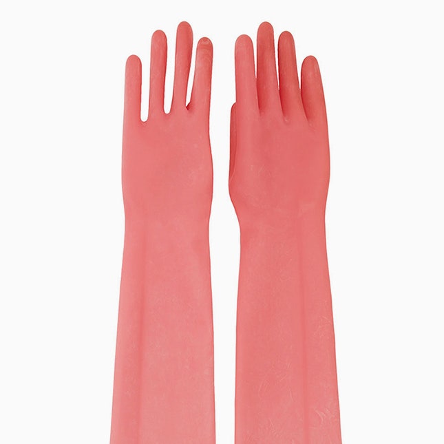 Вещь дня: резиновые перчатки Calvin Klein 205W39NYC цвета жвачки