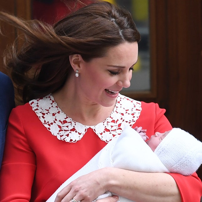 Королевская семья встречает новорожденных в красном