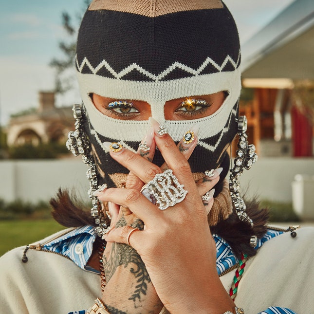 Балаклава, высокие хвосты и море глиттера на фестивале Coachella