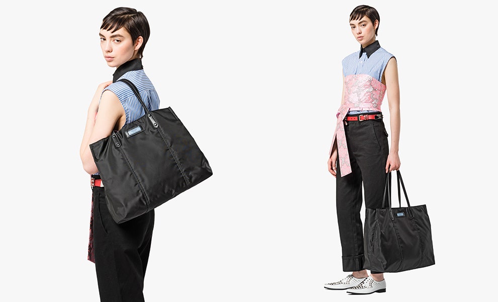 Нейлоновая сумкатоут Prada Etiquette фото лаконичной модели