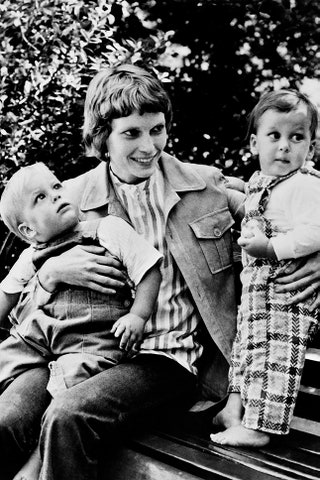Миа Фэрроу с детьми 1971.