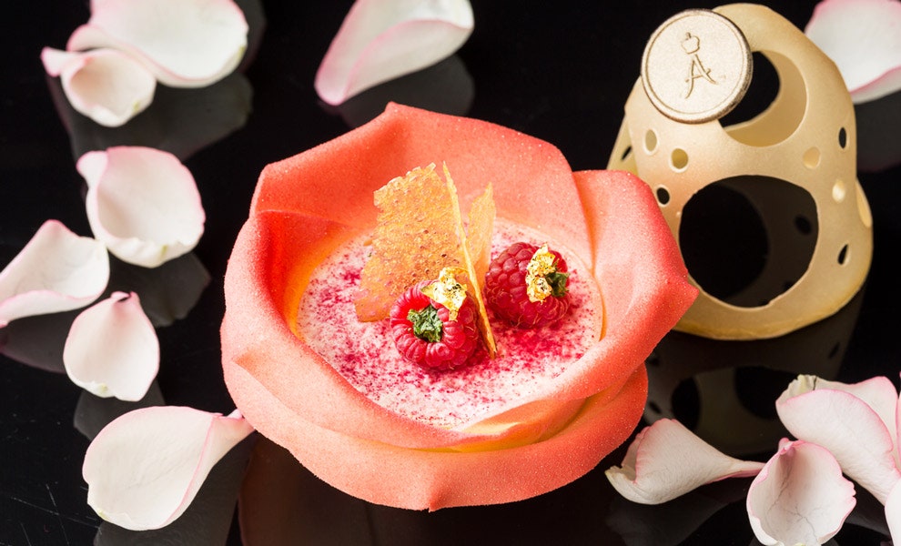 Фото красивых и необычных десертов на Пасху в Ladure «Brasserie Мост» «Кофемании» «Жеральдин»