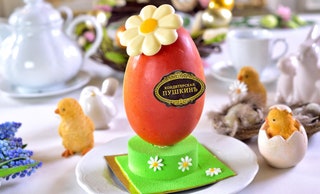 Яйцо «Маргаритка» в кондитерской «Кафе Пушкинъ» 1450 рублей.