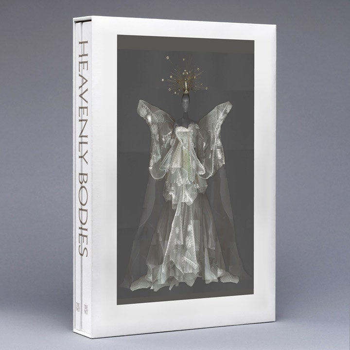 Вышел каталог выставки Heavenly Bodies о взаимосвязи моды и религии в Институте костюма MET