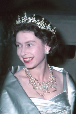 Королева Елизавета II в тиаре Girls of Great Britain and Ireland 1961.