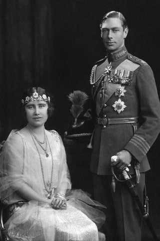 Герцогиня Йоркская в тиаре Strathmore Rose вместе с герцогом Йоркским 1923.