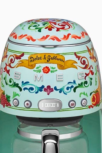 Коллаборация Dolce  Gabbana  Smeg расписная бытовая техника