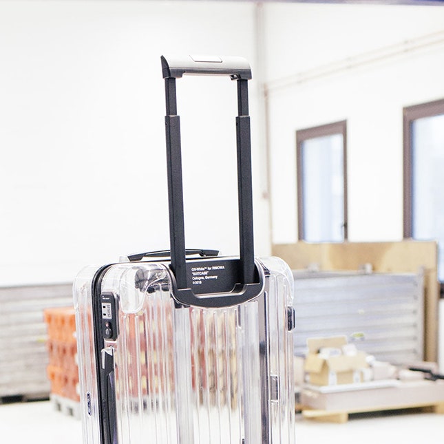 Off-White и Rimowa создали абсолютно прозрачный чемодан