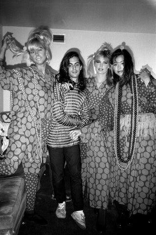 Марк Джейкобс с моделями Дебби Дикинсон и Келли Эмбер и другом 1985.
