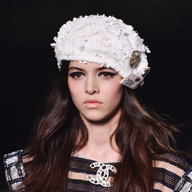 Ультраширокие темно-синие стрелки на показе Chanel cruise 2019