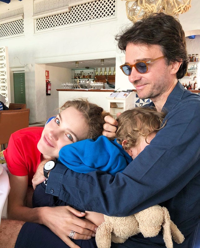 Наталья Водянова фото с мужем и детьми на отдыхе в Испании