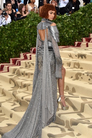 Зендая в Versace и украшениях Tiffany  Co.