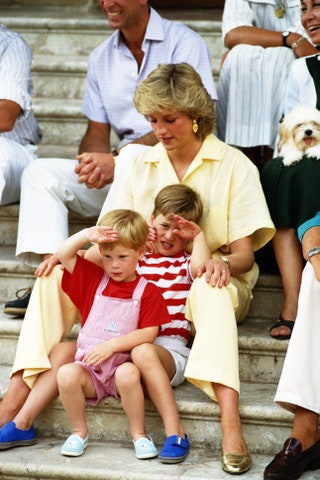 С сыновьями принцами Гарри и Уильямом на Майорке 1987