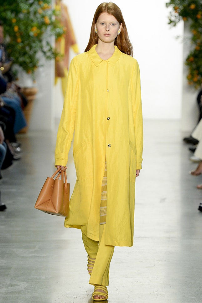 Пальто Mansur Gavriel желтого цвета фото модели из весеннелетней коллекции