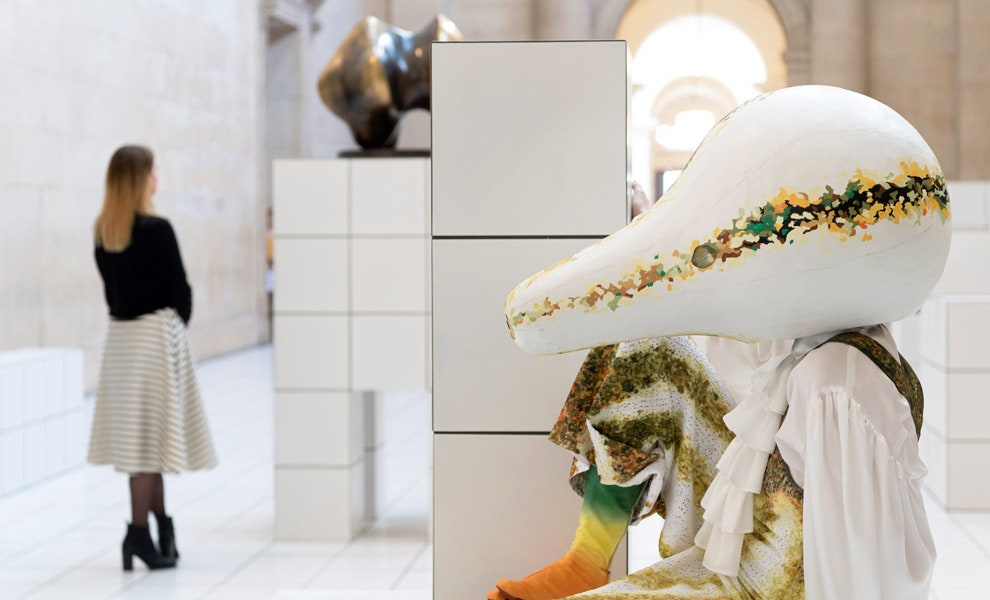 Loewe создал костюмы тыквы для инсталляции Антеи Гамильтон The Squash в Tate