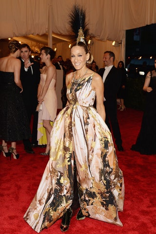 В Giles Deacon на Met Gala 2013.