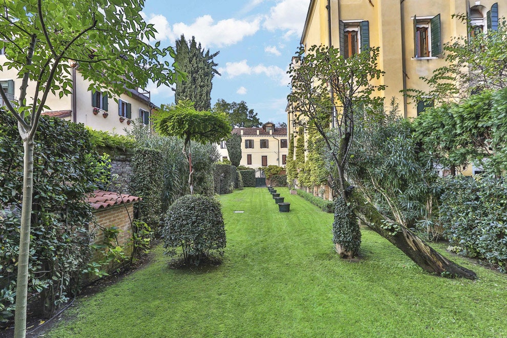 Апартаменты Юбера де Живанши в Венеции можно снять за 5 тысяч евро в неделю