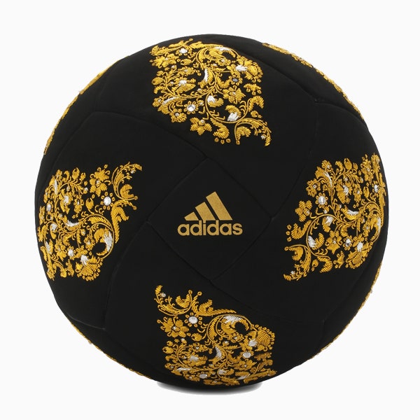 В ЦУМе можно купить золотой футбольный мяч adidas