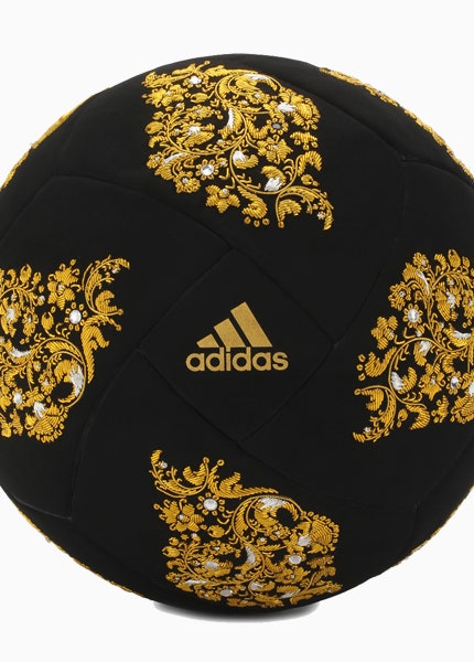 Deluxe Ball золотой футбольный мяч adidas можно купить в ЦУМе