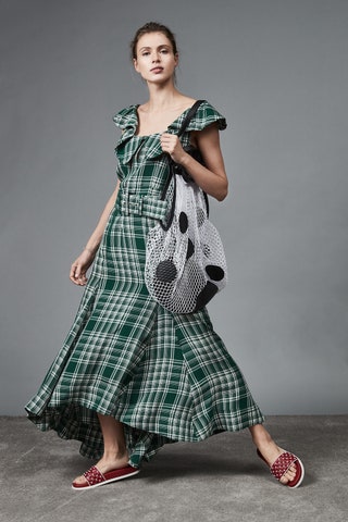 Платье Rosie Assoulin 123000 рублей сумка Maison Margiela 56600 рублей шлепанцы Valentino 41350 рублей.