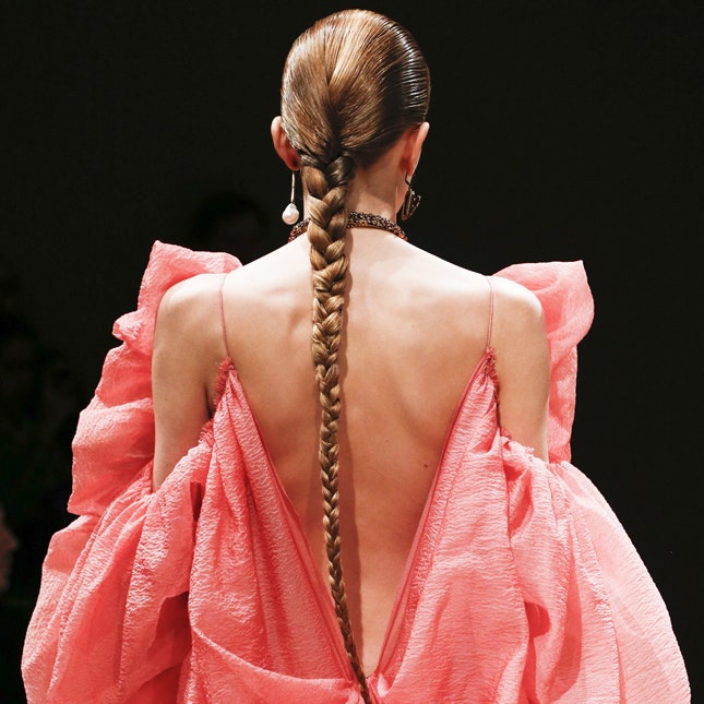 Косы «в пол» на показе Alexander McQueen