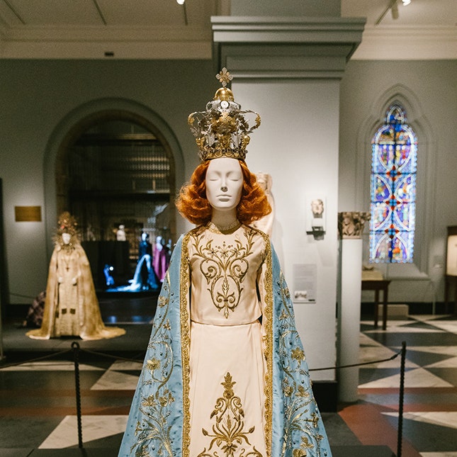 Первый взгляд на выставку Heavenly Bodies: Fashion and the Catholic Imagination в Метрополитен-музее
