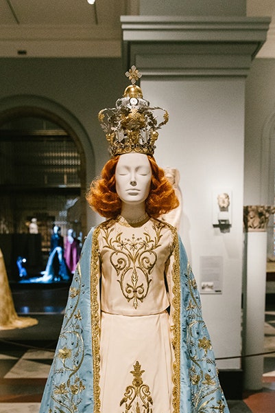 Фото с выставки Heavenly Bodies Fashion and the Catholic Imagination в Метрополитенмузее