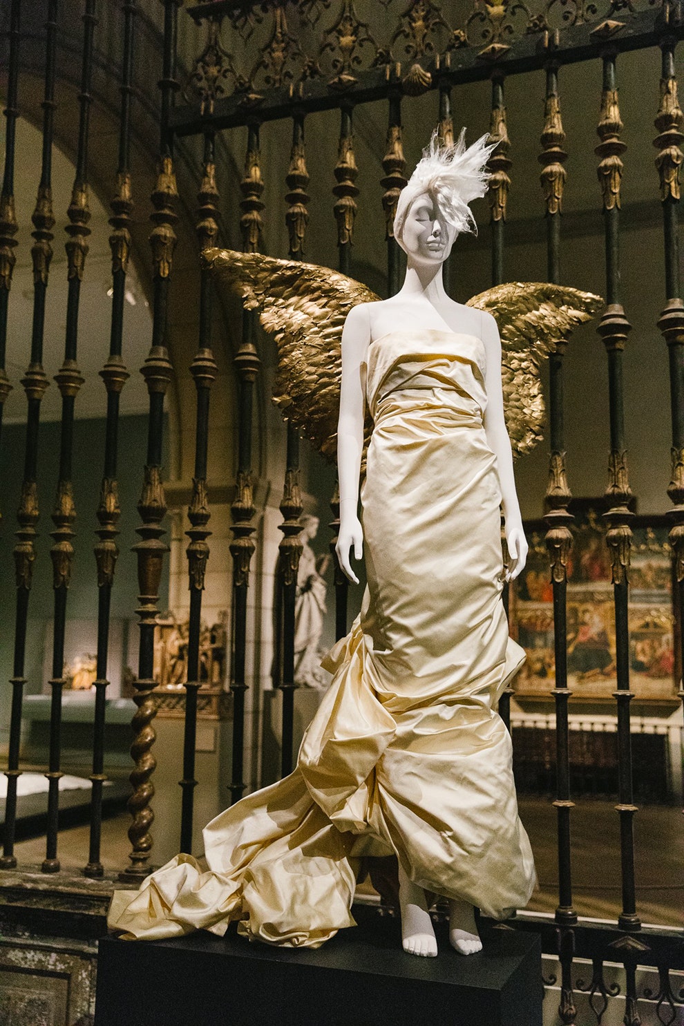 Фото с выставки Heavenly Bodies Fashion and the Catholic Imagination в Метрополитенмузее