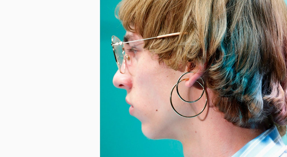 Алессандро Микеле предлагает носить серьги кольца по нескольку штук в ухе фото с показа Gucci