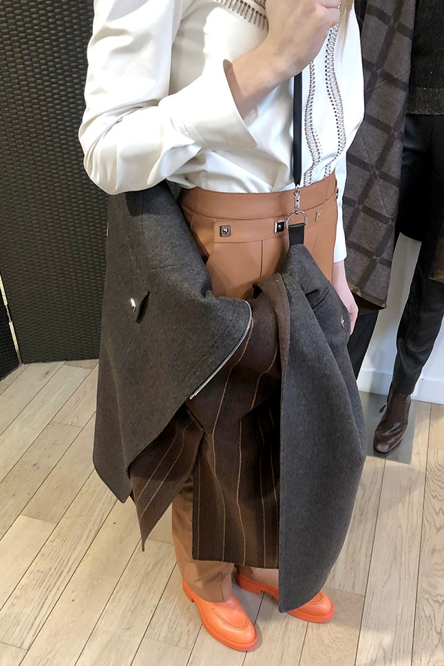 Пальто Hermès можно носить на сумке фото моделей из коллекции осеньзима 2018