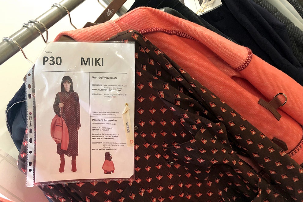Пальто Hermès можно носить на сумке фото моделей из коллекции осеньзима 2018