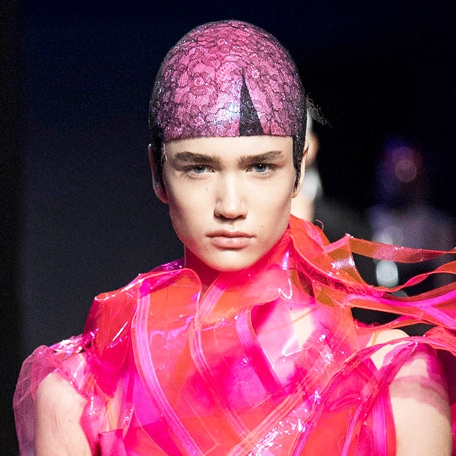 Хоть в космос: шлемы и голограммы на показе Maison Margiela Couture