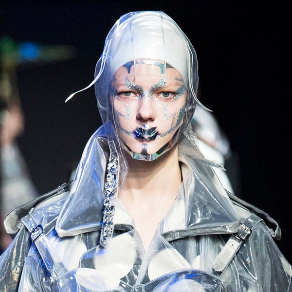 Хоть в космос: шлемы и голограммы на показе Maison Margiela Couture
