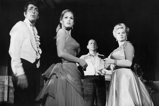С Дином Мартином Фрэнком Синатрой и Анитой Экберг на съемках фильма «Четверо из Техаса» 1963.