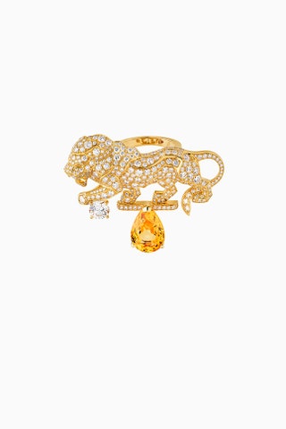 Кольцо из желтого золота с бриллиантами и желтым сапфиром.