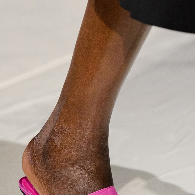 Нереальный свет комет: неоновая обувь &- тренд Недели моды в Нью-Йорке
