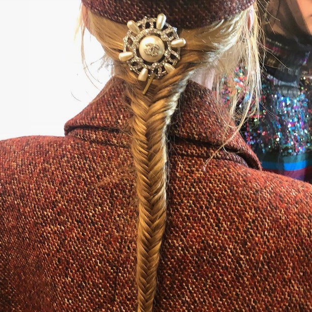 Колоски и косы на показе Chanel Métiers d'Art