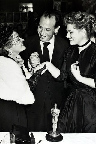 Джуди Холлидей — справа 1951 год.