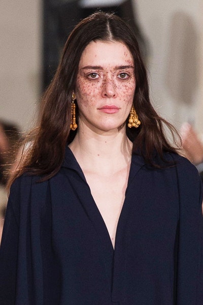 Модель с веснушками на лице Маэва Никита Джиани на показах Jacquemus Jil Sander и Zadig  Voltaire