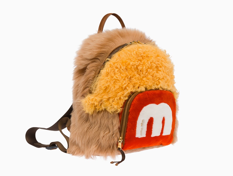 Меховой рюкзак Miu Miu с белой монограммой на красном кармане яркий аксессуар для зимы