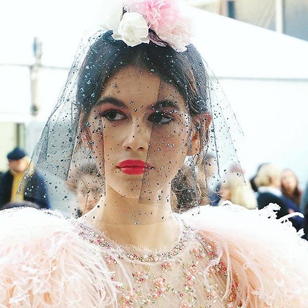 Прически с аксессуарами на показах Haute Сouture весна-лето 2018