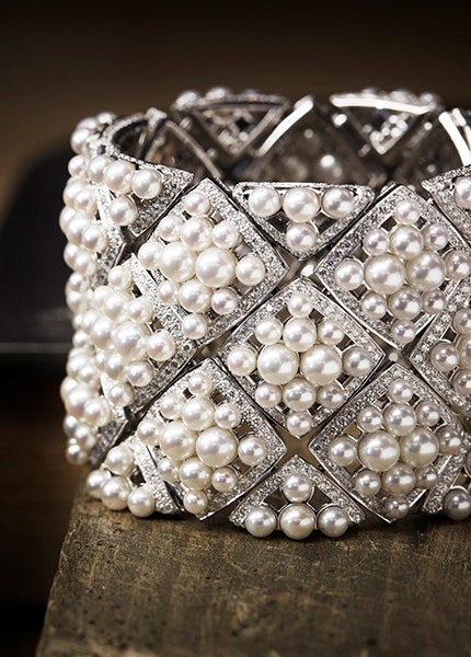 Жемчужный браслет Chanel Signature de Perles в бутике на Петровке с другими украшениями коллекции