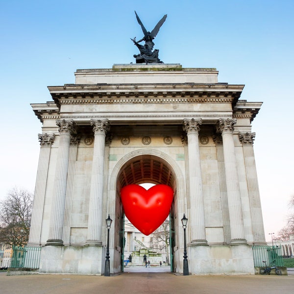 Аня Хиндмарч развесила гигантские сердца по всему Лондону