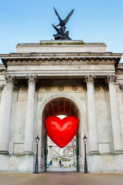 Аня Хиндмарч украсила Лондон гигантскими сердцами на День святого Валентина