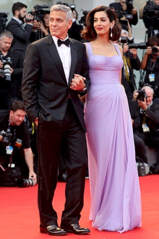 Джордж Клуни и Амаль Клуни в Versace на 74м Венецианском кинофестивале.