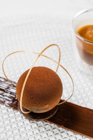 Десерт «Опера» с соленой карамелью в Le Restaurant.