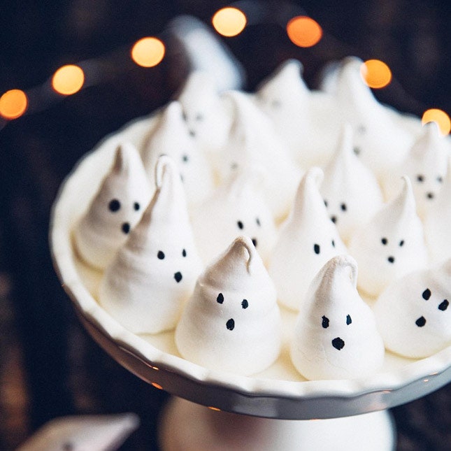 Меренги «Привидения» на Хэллоуин: лучший рецепт для ужасно вкусного праздника!