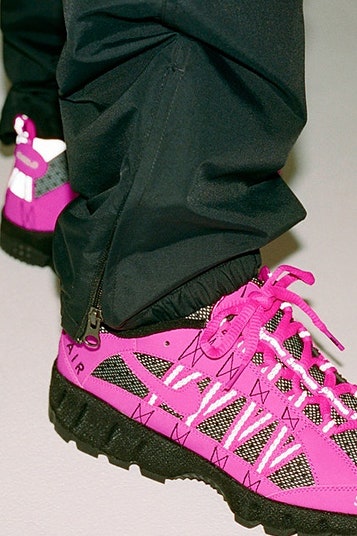 Nike и Supreme фото новых неоновых кроссовок