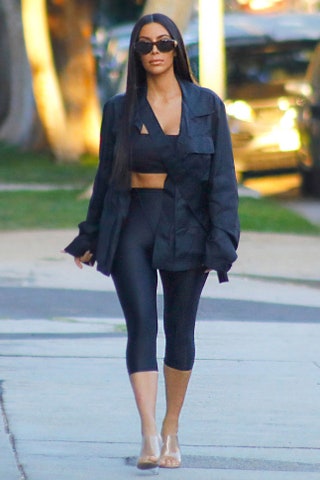 Ким Кардашьян в босоножках Yeezy и с сумкой Prada в ЛосАнджелесе.